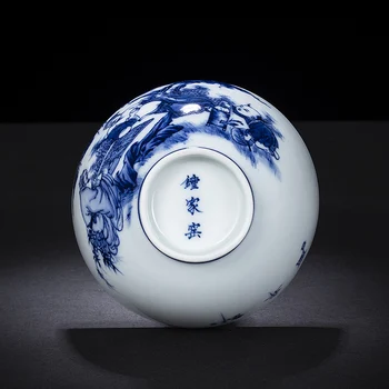 Napáliť hosť z jedného pohára právo, ako je modrá a biela udržiavať ručne maľované keramické obrázok položky pohár kunfu čajových šálok