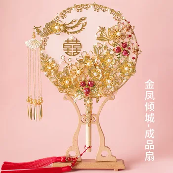 Preferenčné činnosti Dávnych štýl skupiny fanúšikov svadba nevesta Xiuhe oblečenie Čínske svadobné svadobné svadobné drží kvetiny